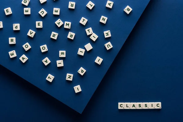 Vista superior de letras clásicas en cubos sobre fondo azul - foto de stock