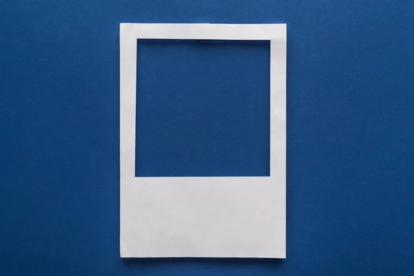 Vista superior de papel vacío blanco sobre fondo azul - foto de stock