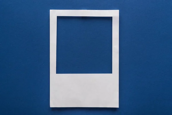 Vista superior de papel vacío blanco sobre fondo azul - foto de stock