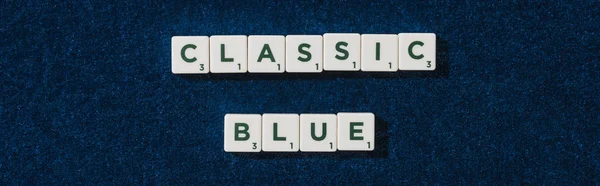 Vista dall'alto del classico lettering blu su cubi su sfondo velluto blu, scatto panoramico — Foto stock