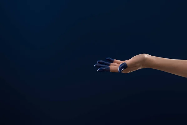 Ausgeschnittene Ansicht der weiblichen Hand mit bemalten Fingern isoliert auf blau — Stockfoto