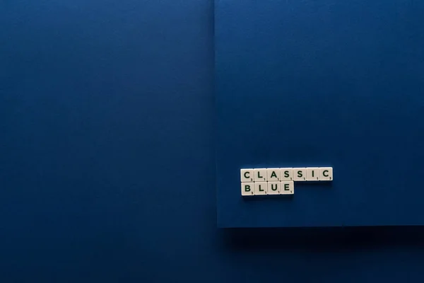 Vista superior de letras azules clásicas en cubos sobre fondo azul - foto de stock