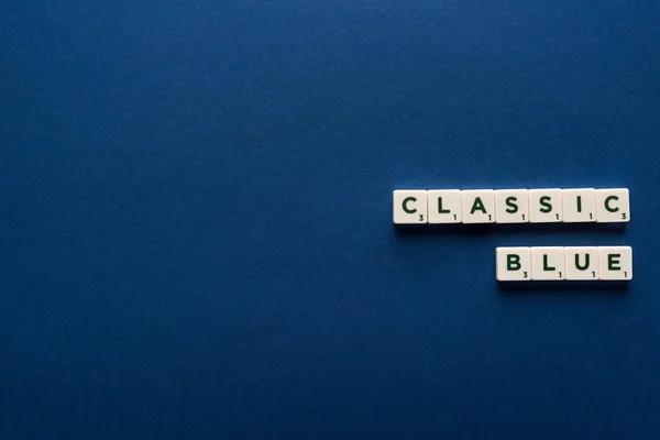 Draufsicht klassisch blauer Schriftzug auf Würfeln auf blauem Hintergrund — Stockfoto