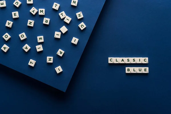 Vue de dessus du lettrage bleu classique sur cubes sur fond bleu — Photo de stock