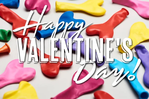 Palloncini colorati a forma di cuore su sfondo grigio con felice illustrazione di San Valentino — Foto stock