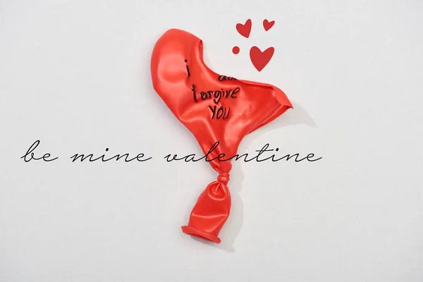 Vista dall'alto di palloncini con ti perdono lettering su sfondo grigio con essere il mio San Valentino lettering — Foto stock