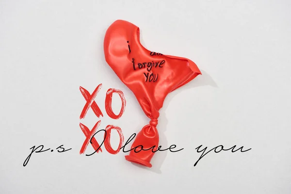 Vue du dessus des ballons avec je te pardonne lettrage sur fond gris avec xoxo, je t'aime lettrage — Photo de stock