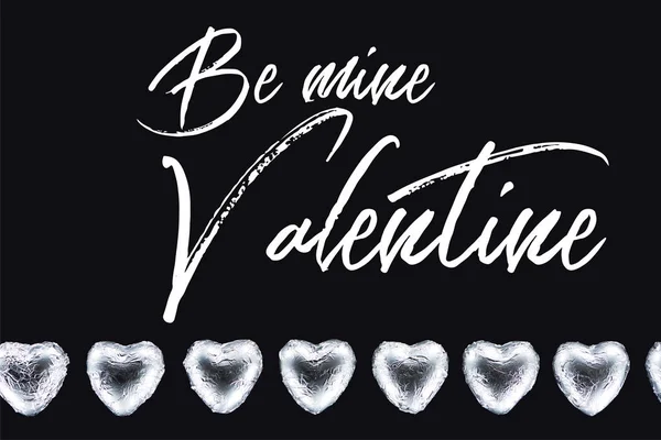 Ansicht von herzförmigen Bonbons isoliert auf schwarz mit meinem Valentinstag Illustration — Stockfoto