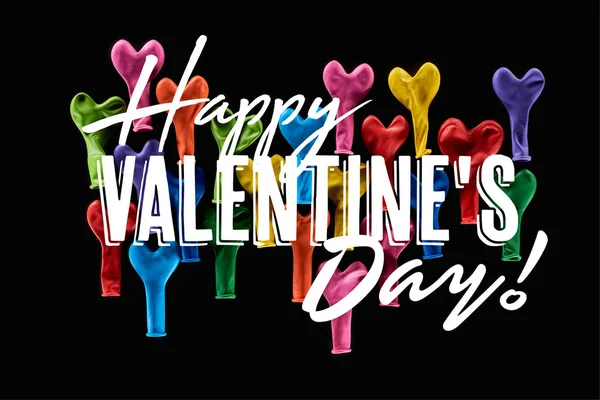 Верхний вид праздничных красочных воздушных шаров, изолированных на черном с надписью День Святого Валентина — стоковое фото