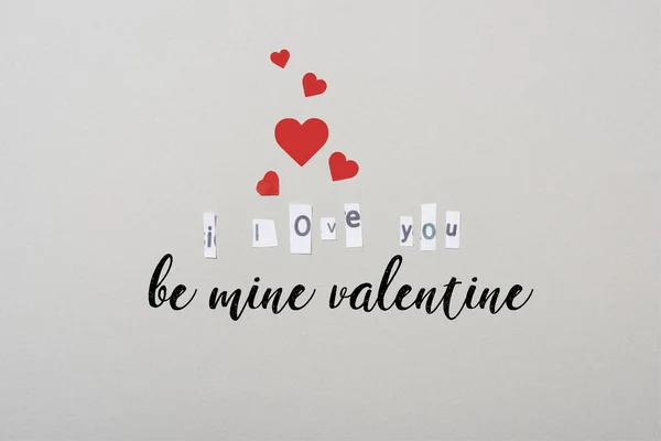 Top view de te amo letras con corazones y ser mi ilustración de San Valentín aislado en gris — Stock Photo