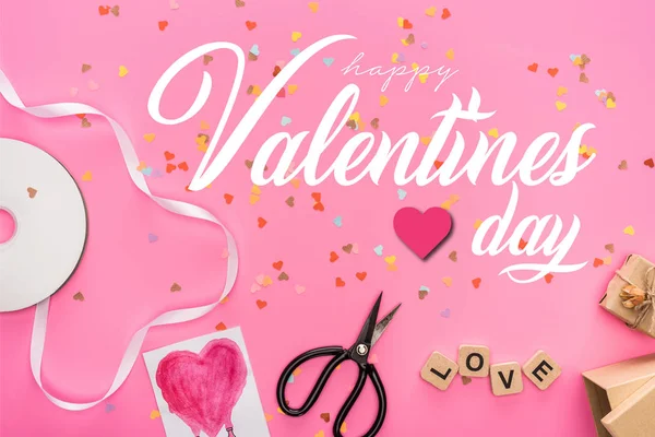 Vista superior de confeti de San Valentín, disco compacto vacío, tijeras, cajas de regalo, tarjeta de felicitación y letras de amor en cubos de madera sobre fondo rosa con feliz día de San Valentín ilustración - foto de stock