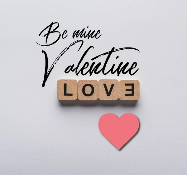 Vista superior de cubos con letras de amor sobre fondo blanco con letras de San Valentín ser mío e ilustración del corazón - foto de stock