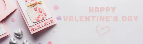 Vue du dessus de la décoration de la Saint-Valentin, carte de voeux, coeurs, confettis sur fond blanc avec illustration heureuse de la Saint-Valentin, vue panoramique — Photo de stock