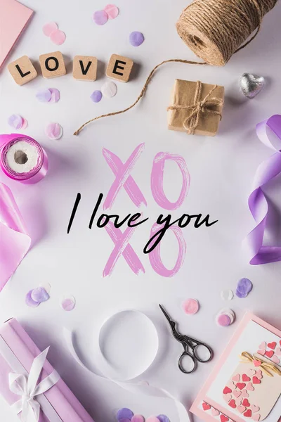 Ansicht von Valentinstag Dekoration, Geschenke, Bastelbedarf und Liebe Schriftzug auf Würfel auf weißem Hintergrund mit xoxo i love you Illustration — Stockfoto