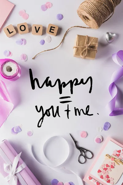 Ansicht von Valentinstagsdekoration, Geschenken, Bastelbedarf und Liebesbriefen auf Würfeln auf weißem Hintergrund mit Happy You and Me Schriftzug — Stockfoto