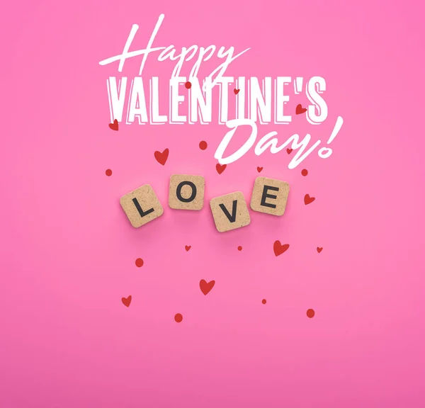 Vista superior de letras de amor en cubos de madera sobre fondo rosa con feliz día de San Valentín ilustración — Stock Photo