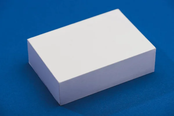 Hochwinkelaufnahme von weißem Stativ mit Schatten auf blauem Hintergrund — Stockfoto