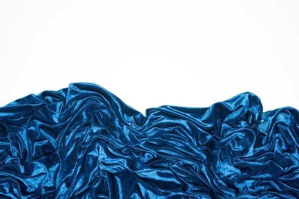 Vue du dessus du tissu de velours froissé bleu isolé sur blanc — Photo de stock