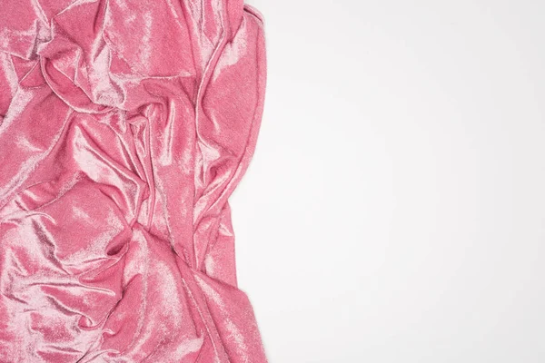 Vista dall'alto di tessuto ondulato di velluto rosa isolato su bianco — Foto stock