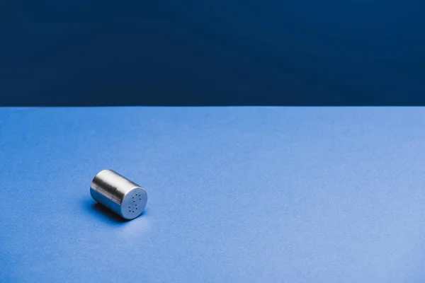Metallischer Salzkeller mit Schatten auf klassisch blauem Hintergrund — Stockfoto
