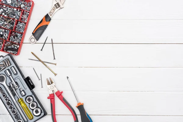 Werkzeugkoffer mit Schraubenschlüssel, Schraubendreher und Zange auf weißem Holzhintergrund — Stockfoto