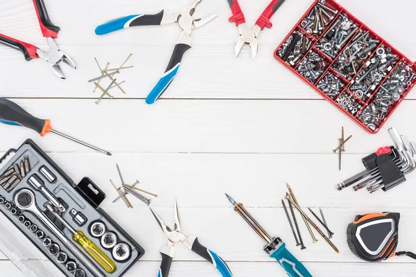 Cadre d'outils avec boîtes à outils sur surface en bois blanc — Photo de stock