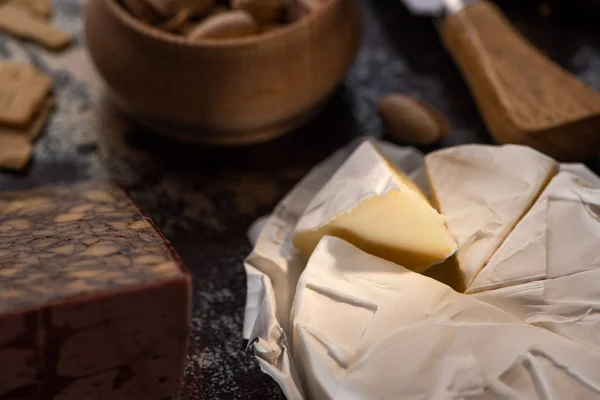 Vista de perto de delicioso queijo brie corte — Fotografia de Stock