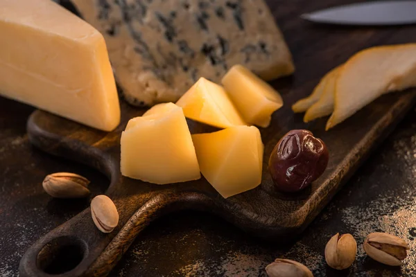 Close up view of cheese platter with pistachios — Stock Photo