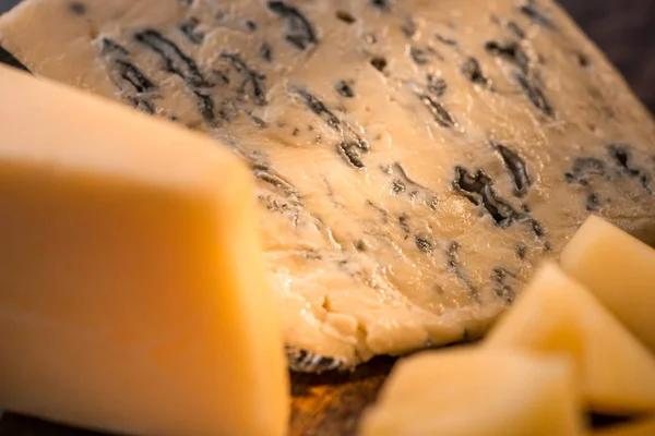 Vista de cerca de Grana Padano y queso Dorblu - foto de stock