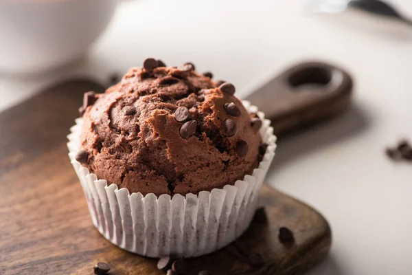 Vue rapprochée du muffin au chocolat frais sur planche à découper en bois — Photo de stock