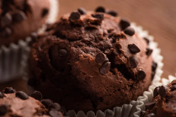 Vista de cerca del muffin de chocolate fresco en la superficie de madera - foto de stock