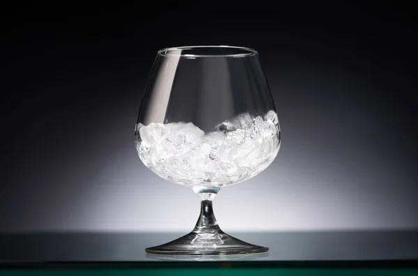 Transparentes Glas mit Eis im Dunkeln mit Gegenlicht — Stockfoto