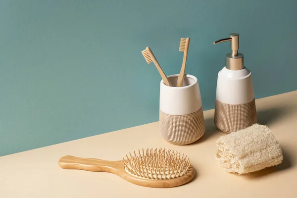 Cepillos de dientes, cepillo para el cabello, dispensador de jabón líquido y esponja en beige y gris, cero concepto de residuos - foto de stock