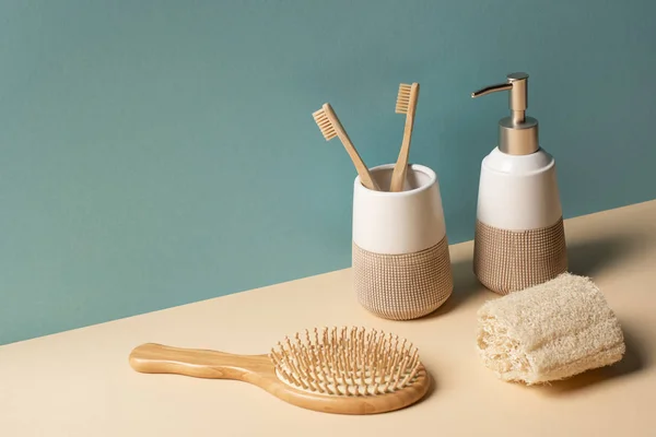 Spazzolini da denti, spazzola per capelli, dispenser di sapone liquido e spugna su beige e grigio, concetto zero rifiuti — Foto stock