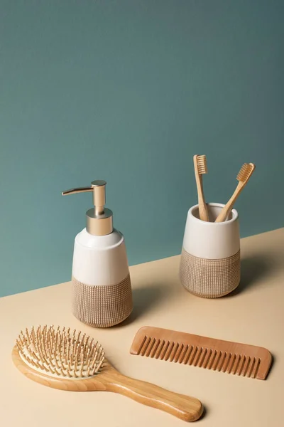 Zahnbürsten, Kamm, Flüssigseifenspender auf beige und grau, Zero-Waste-Konzept — Stockfoto
