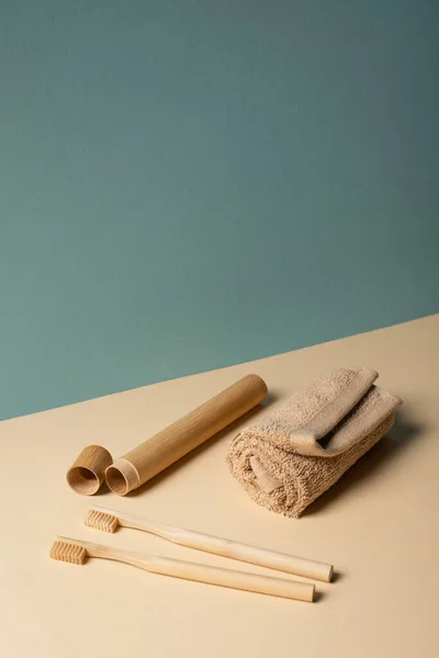 Zahnbürsten, Zahnputztasche, Handtuch auf beige und grau, Zero-Waste-Konzept — Stockfoto