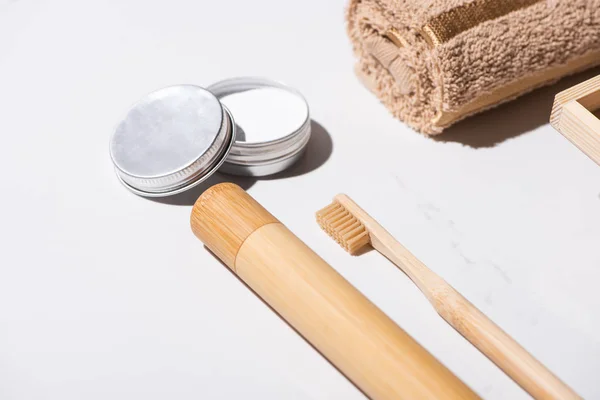 Étui à brosse à dents, brosse à dents, serviette et pot de cire sur fond blanc, concept zéro déchet — Photo de stock