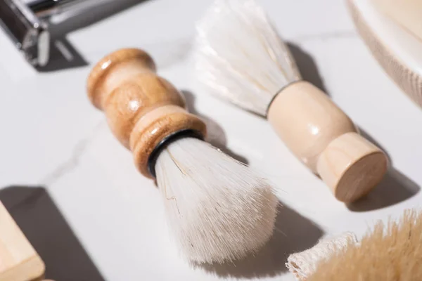 Concentration sélective des brosses à raser sur fond blanc, concept zéro déchet — Photo de stock