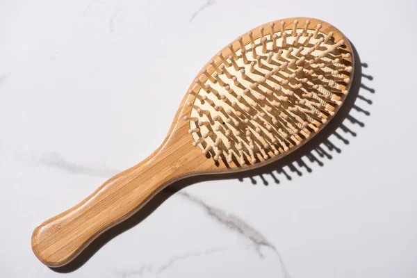 Vue du dessus de la brosse à cheveux en bois sur fond blanc, concept zéro déchet — Photo de stock