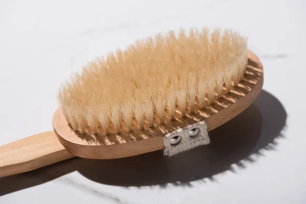 Cepillo de pelo de madera sobre fondo blanco, concepto de cero residuos - foto de stock