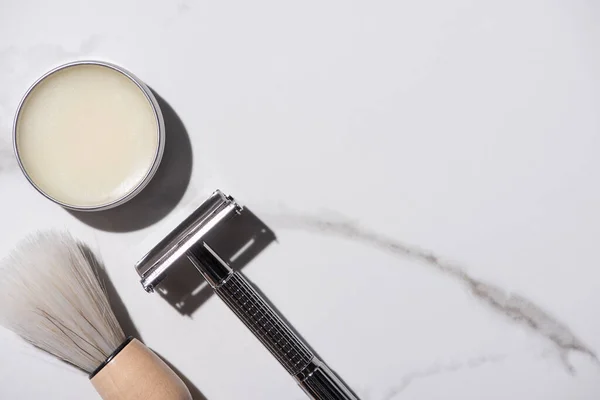 Vue du dessus du bocal avec cire, rasoir et brosse à raser sur fond blanc, concept zéro déchet — Photo de stock