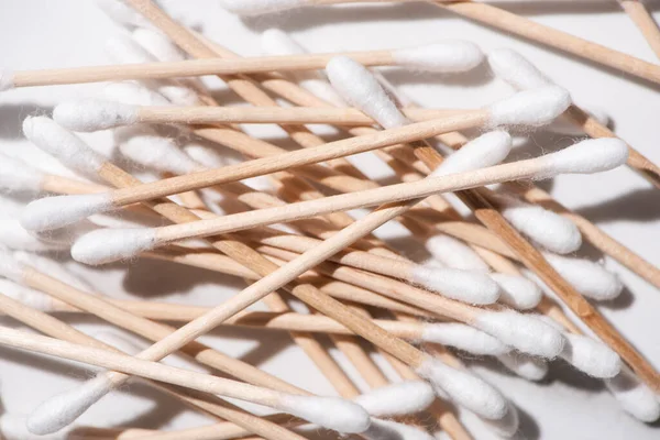 Крупним планом вушні палички на білому тлі, концепція нульових відходів — стокове фото