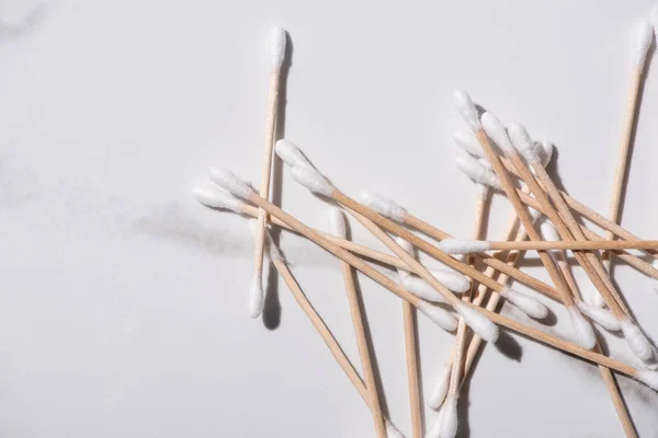 Vue du dessus des bâtons d'oreille sur fond blanc, concept zéro déchet — Photo de stock