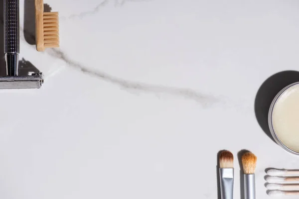 Ansicht von Kosmetikbürsten, Zahnbürsten, Rasierapparaten, einem Glas Wachs und Ohrstöpseln auf weißem Hintergrund, Zero-Waste-Konzept — Stockfoto