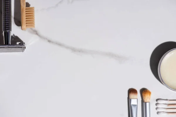 Vue du dessus des brosses cosmétiques, brosse à dents, rasoir, pot de cire et bâtons d'oreille sur fond blanc, concept zéro déchet — Photo de stock