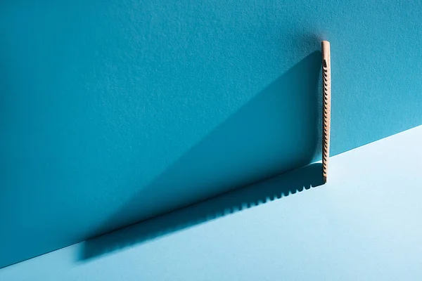 Peine de madera sobre fondo azul, concepto de cero residuos - foto de stock
