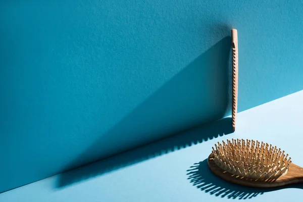 Comb and hair brush on blue background, zero waste concept — Stock Photo