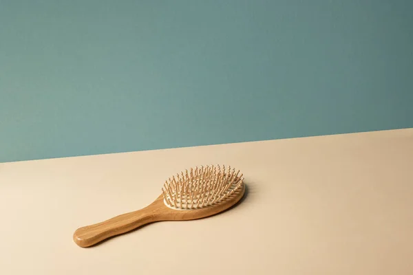 Spazzola per capelli in legno su beige e grigio, concetto zero rifiuti — Foto stock