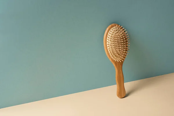 Brosse à cheveux en bois beige et gris, concept zéro déchet — Photo de stock