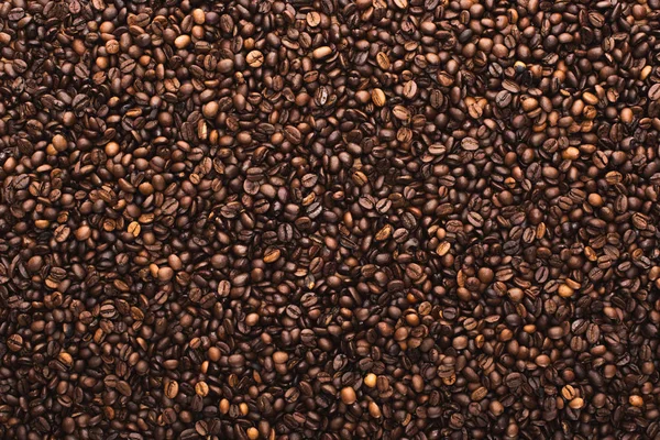 Vista superior del fondo de granos de café tostados frescos - foto de stock